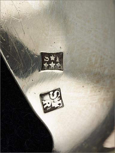 Ménagère n° 2, couvert n° 8, cuillère à dessert, détail des poinçons.