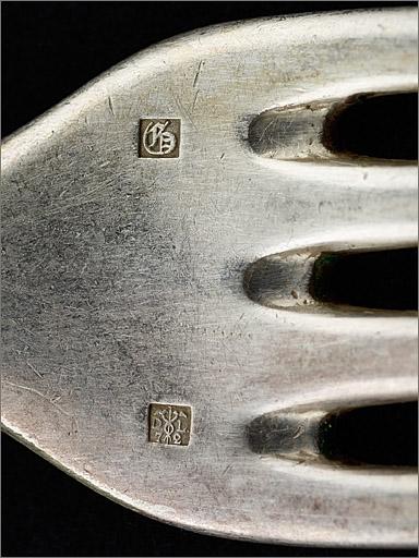 Fourchette n° 1, détails des poinçons.