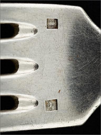 Fourchette n° 2, détails des poinçons.