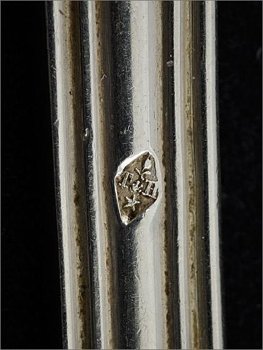 Fourchette n° 9, détail du poinçon de maître.