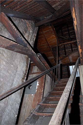 Corps de bâtiment A, escalier d'accès vers le second niveau de la charpente.