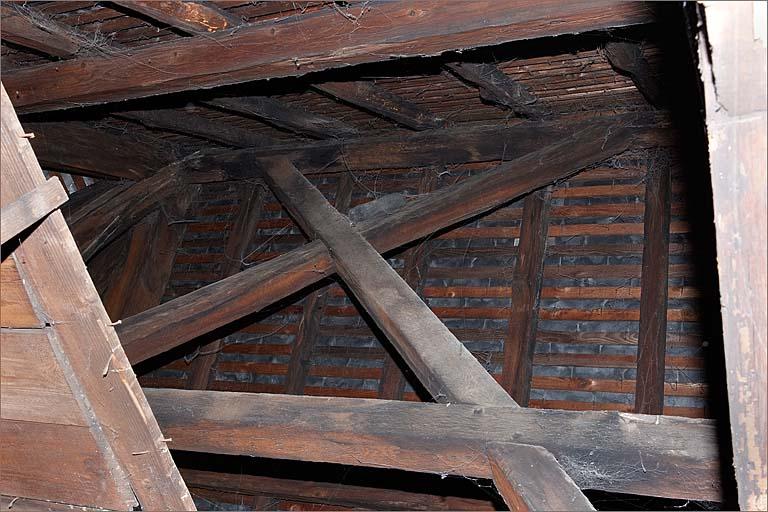 Corps de bâtiment A, détail décharges en croix-de-Saint-André entre faîtage et sous-faîtage.