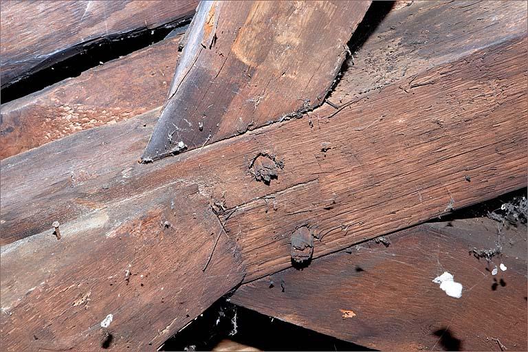 Corps de bâtiment A, détail d'assemblage avec chevilles bois.
