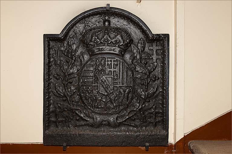 Plaque de cheminée déposée dans l'escalier principal.