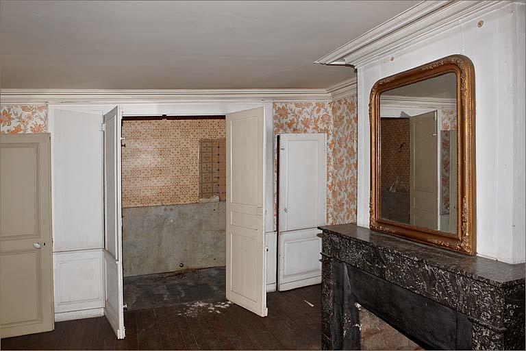 Pièce 2.6, placards muraux avec portes ouvertes.