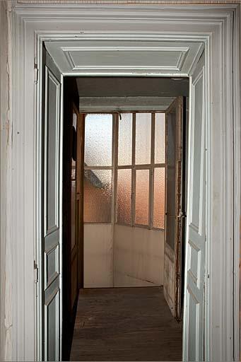 Passage de liaison entre les corps de bâtiment B et C.