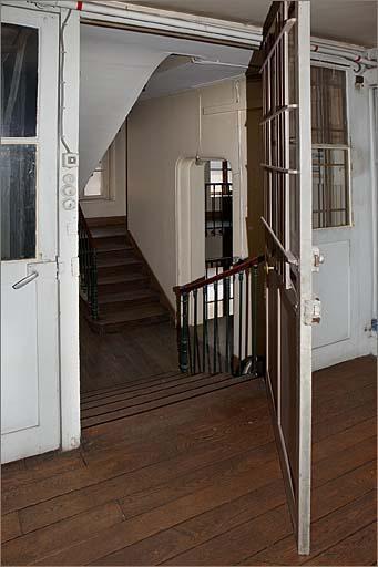 Porte palière de l'appartement du second étage, vue vers la cage d'escalier.