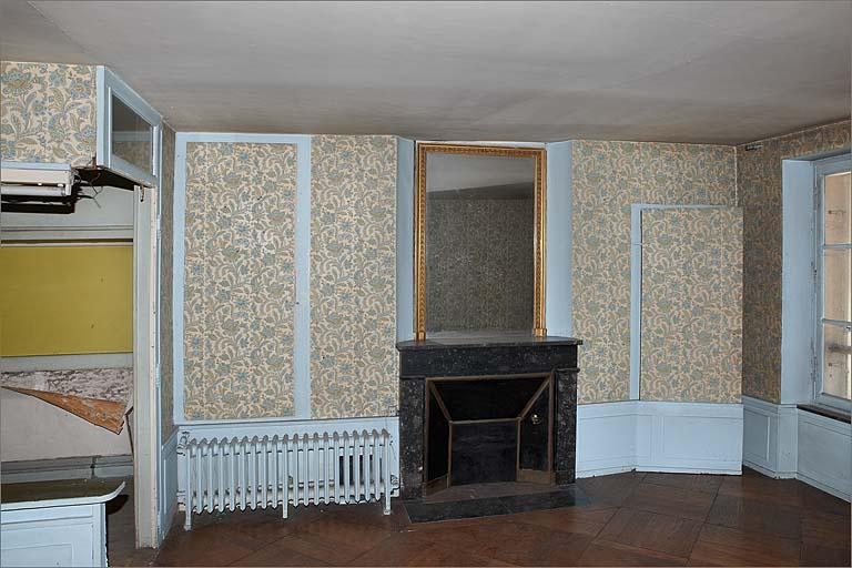 Pièce 2.1, vue vers cheminée et placards muraux.