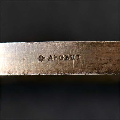 Médaille n° 2 : tranche, détail poinçon.