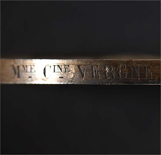 Médaille n° 1 : tranche, détail inscription.
