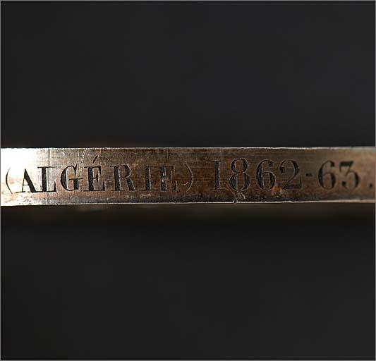 Médaille n° 1 : tranche, détail inscription.