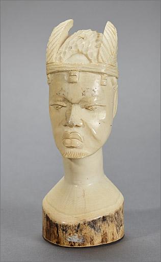 Statuette n° 6, ensemble trois quarts droit.