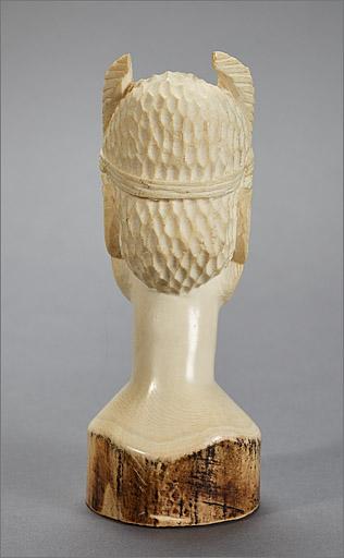 Statuette n° 6, ensemble dos.
