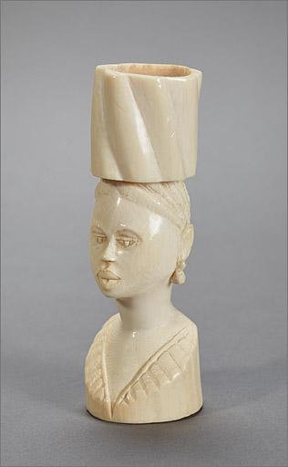 Statuette n° 7, ensemble trois quarts droit.