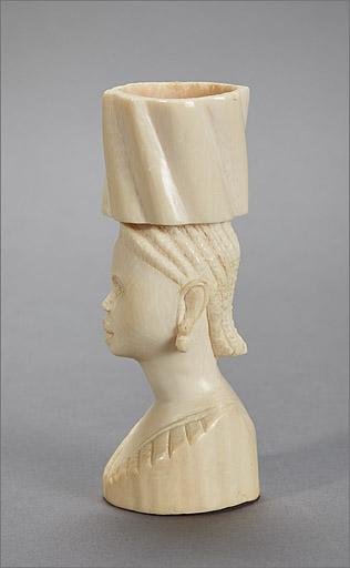 Statuette n° 7, profil droit.