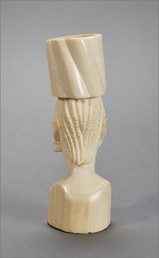Statuette n° 7, ensemble dos.