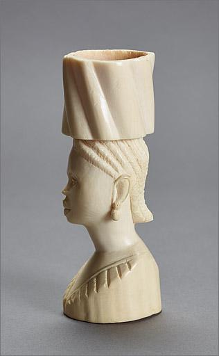Statuette n° 7, profil drroit.
