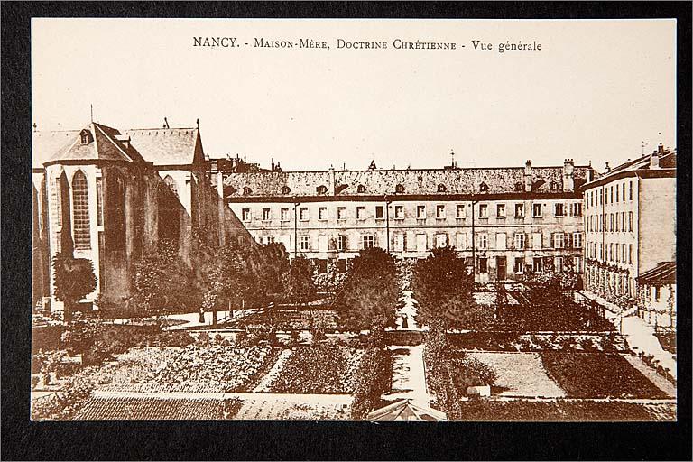 Le jardin, l'église et le bâtiment A.