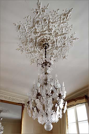 Rosace de plafond et lustre.
