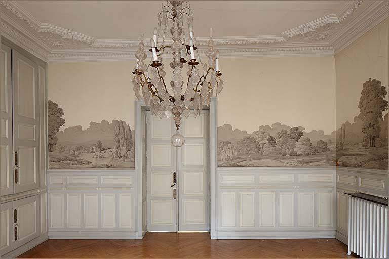 Mur vers salon, lambris d'appui et papier peint panoramique.