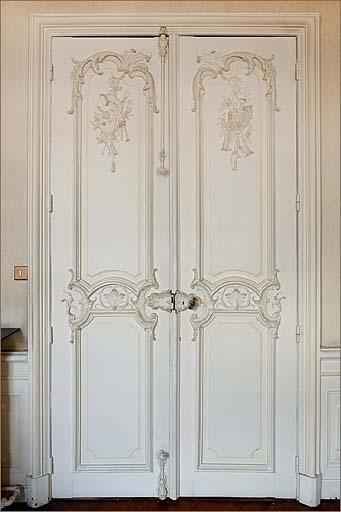 Porte décorée, vue d'ensemble.