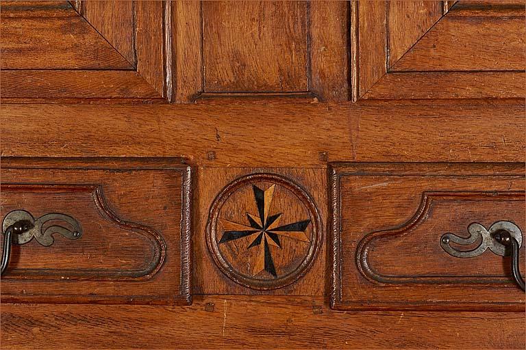 Détail du décor entre les tiroirs.