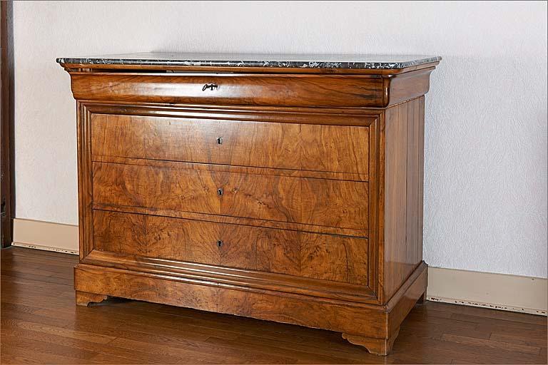 Commode (meuble n° 5) : ensemble trois quarts droit.
