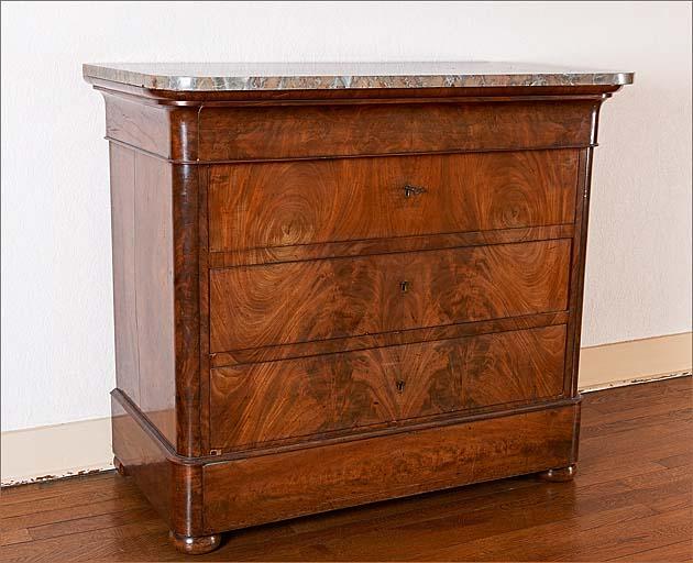 Commode (meuble n° 4) : ensemble trois quarts gauche.