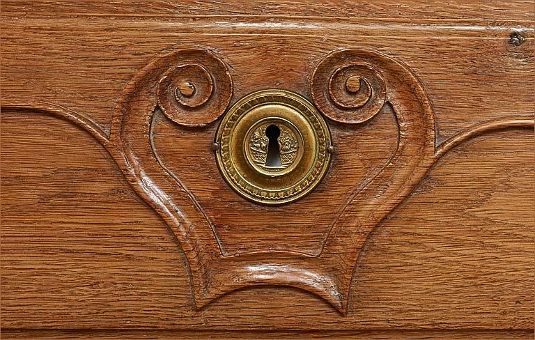 Corps inférieur : détail (décor d'un tiroir).