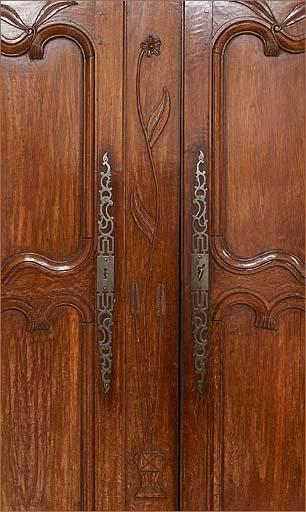 Détail des serrure et fausse serrures, du décor du faux dormant.
