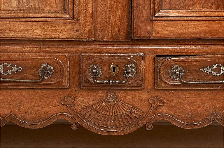 Détail du tiroir central et du décor de la traverse inférieure.