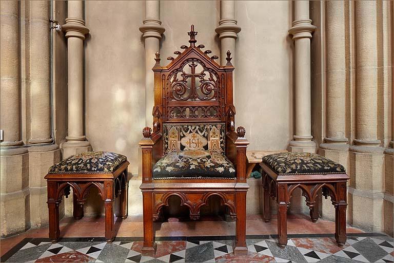 Fauteuil n° 1 et tabourets de célébrant.