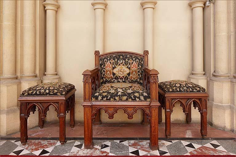 Ensemble de mobilier religieux de style néo-gothique : 36 bancs de fidèles, 2 prie-Dieu, 6 confessionnaux, 2 fauteuils et 8 tabourets de célébrants