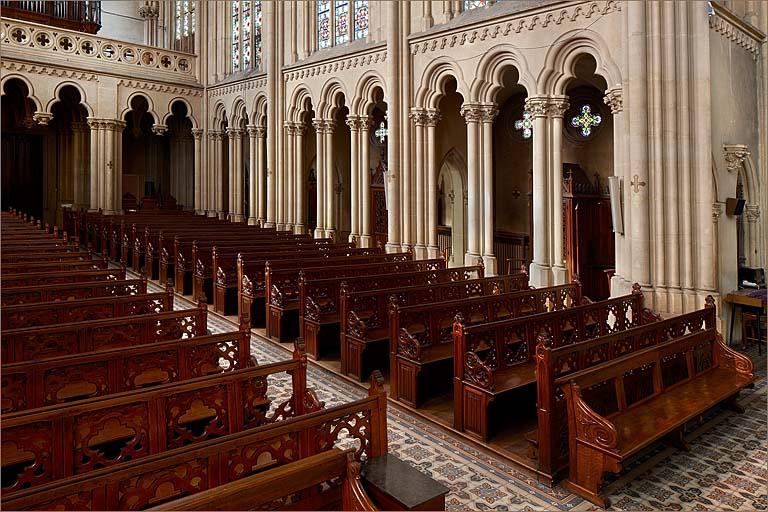 Bancs d'église, vue d'ensemble.