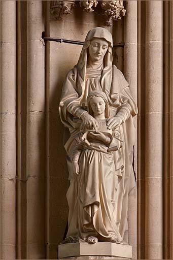 Statue de l'Education de la Vierge.