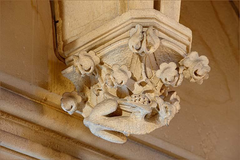 Clé pendante sous la tribune.