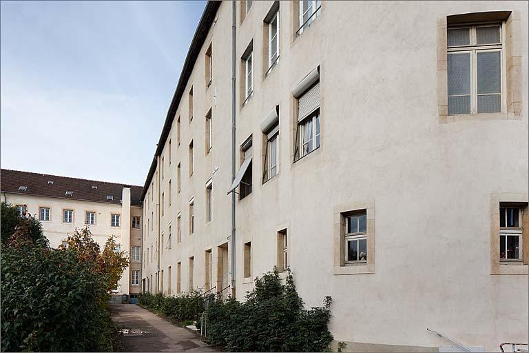Bâtiments B et A : élévation partielle sur le jardin.