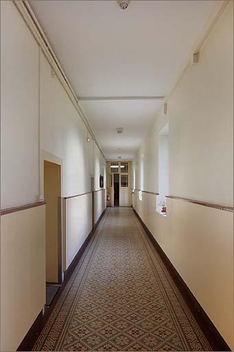 Bâtiment A : couloir du rez-de-chaussée (entre les 2 cours), vers l'est.