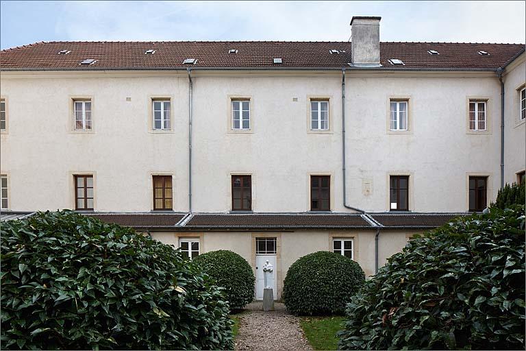 Bâtiment A depuis la cour dite Saint-Joseph : vue vers l'est et la statue de saint-Joseph.