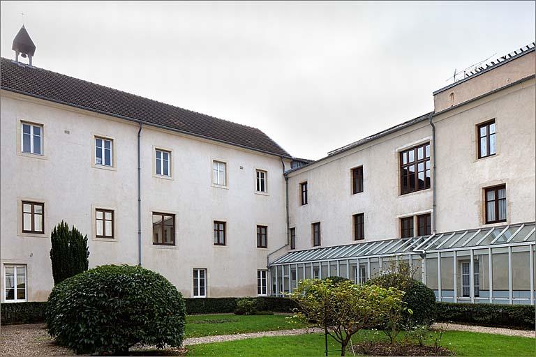 Bâtiment A et cour dite Saint-Joseph : vue vers le sud-ouest.