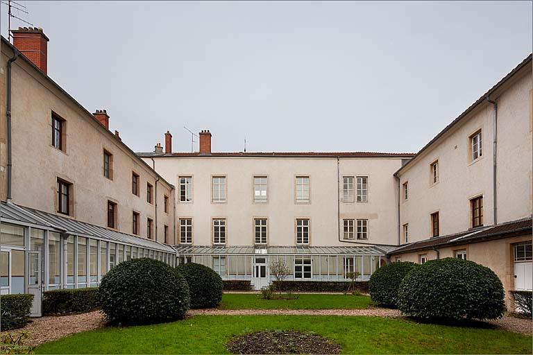 Bâtiment A et cour dite Saint-Joseph : vue vers le nord (côté rue Charles III).