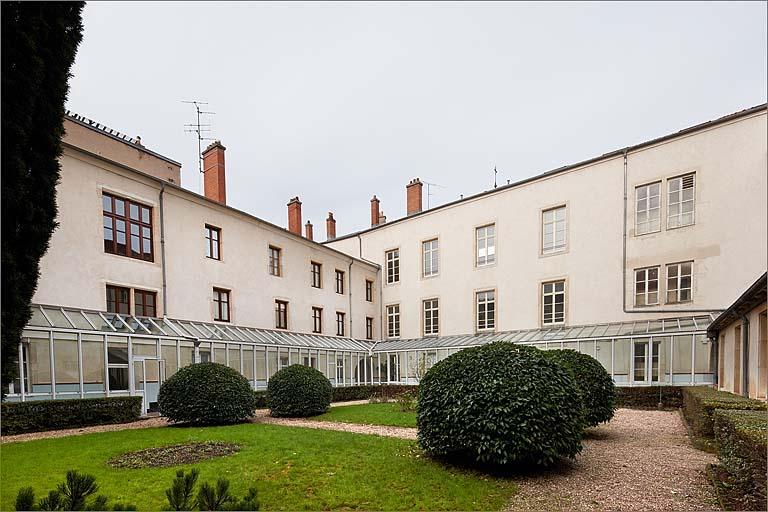 Bâtiment A et cour dite Saint-Joseph : vue vers le nord-ouest.