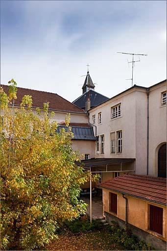 Bâtiment A et ancienne chapelle depuis la cour dite Saint-Damase (vue vers le clocher de l'église conventuelle Sainte-Anne).