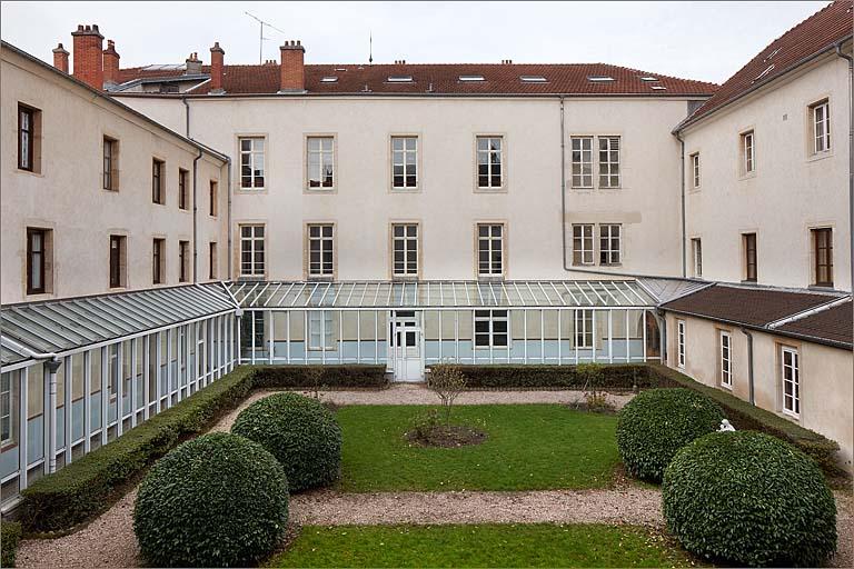 Bâtiment A et cour dite Saint-Joseph : vue vers le nord (côté rue Charles III).