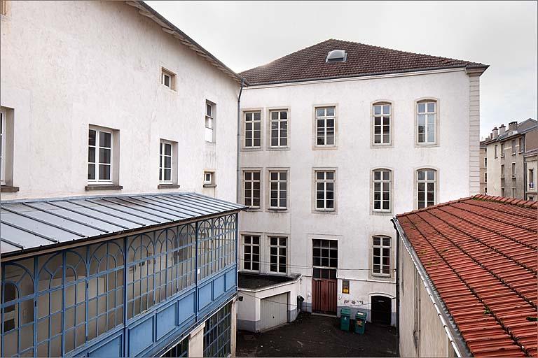 Cour d'entrée (sur la rue Saint-Dizier) dite cour Saint-Nicolas, bâtiment B (à gauche) et bâtiment D.