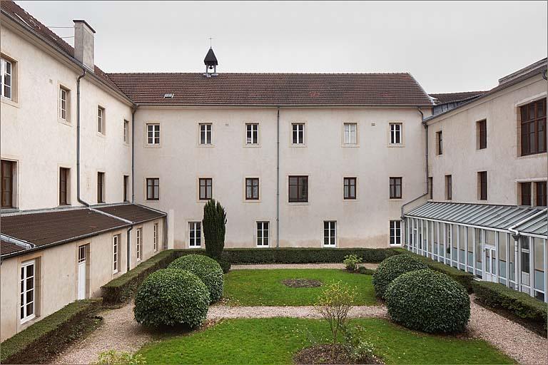Bâtiment A et cour dite Saint-Joseph : vue vers le sud.