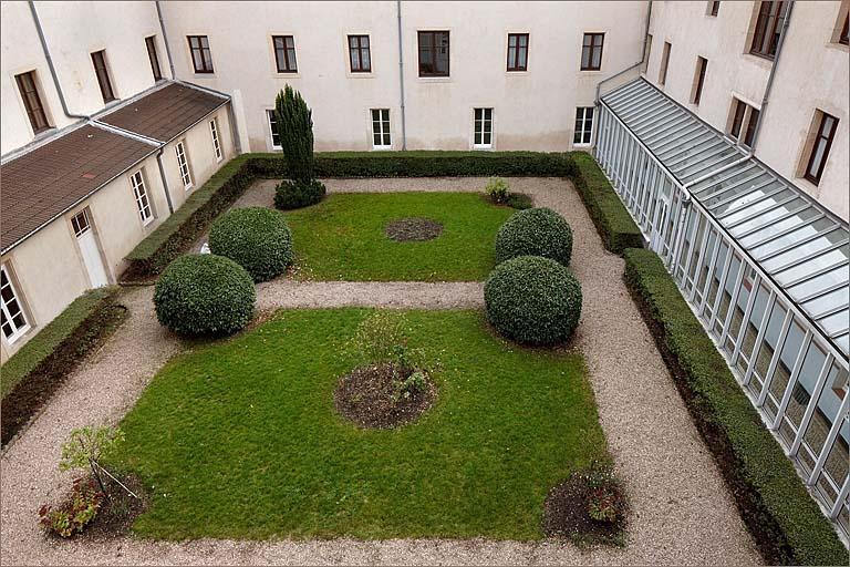 Bâtiment A et cour dite Saint-Joseph : vue vers le sud.