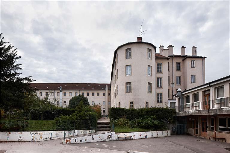 Bâtiments A et B : élévation depuis la cour des élèves.