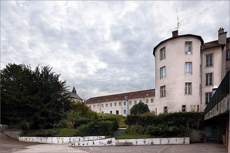 Bâtiments A et B : élévation depuis la cour des élèves.
