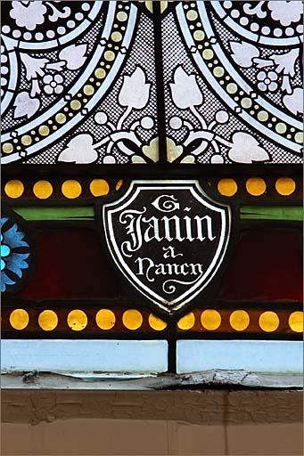 Une verrière, détail de la signature.